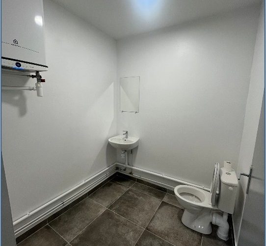 Entrepôt & bureaux 
            1 lot de 180 m², MAGNY EN VEXIN – 12 rue Gutenberg