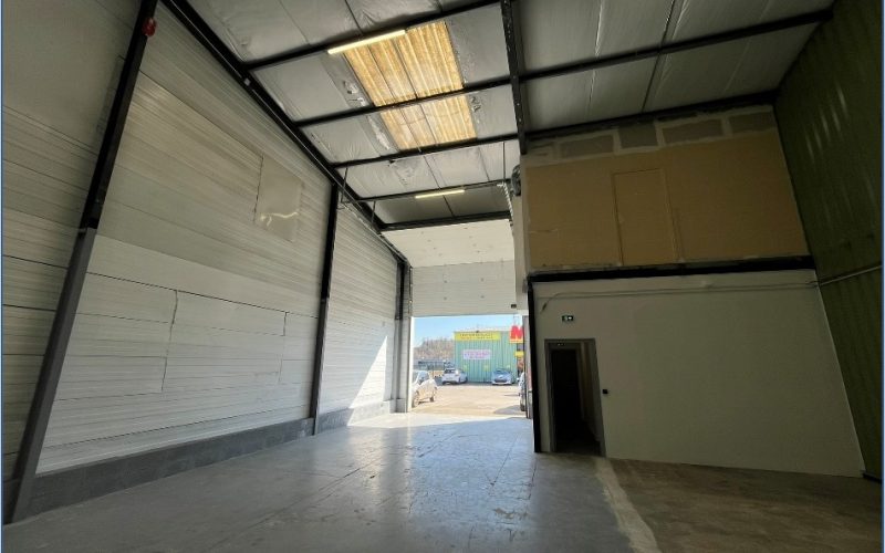 Entrepôt & bureaux 
            1 lot de 180 m², MAGNY EN VEXIN – 12 rue Gutenberg