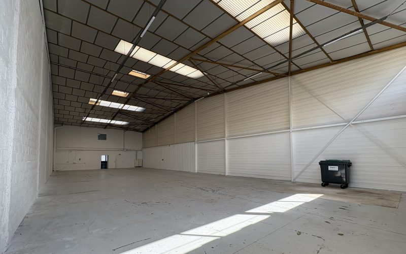 Entrepôt & bureaux 
            496 m², COIGNIERES – 32-34 rue des Osiers