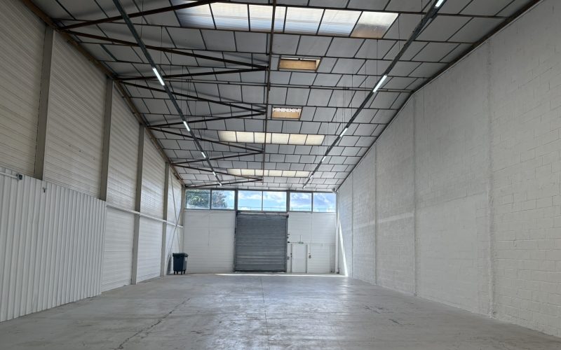 Entrepôt & bureaux 
            496 m², COIGNIERES – 32-34 rue des Osiers