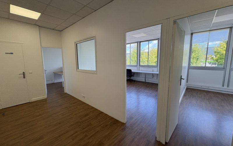 Entrepôt & bureaux 
            496 m², COIGNIERES – 32-34 rue des Osiers