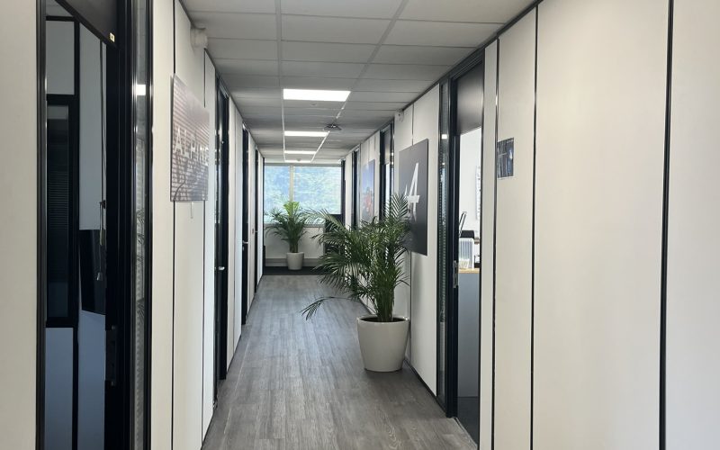 Entrepôt & bureaux 
            Différents lots de 410 à 5 156 m², LES ULIS TROPIQUES – 12 avenue des Tropiques