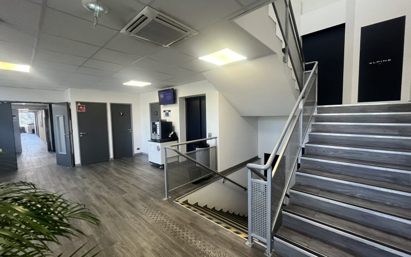 Entrepôt & bureaux 
            Différents lots de 410 à 5 156 m², LES ULIS TROPIQUES – 12 avenue des Tropiques