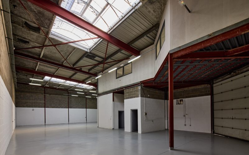 Entrepôt & bureaux 
            de 356 m² à 1 296 m², LE THILLAY – rue Jacques Robert