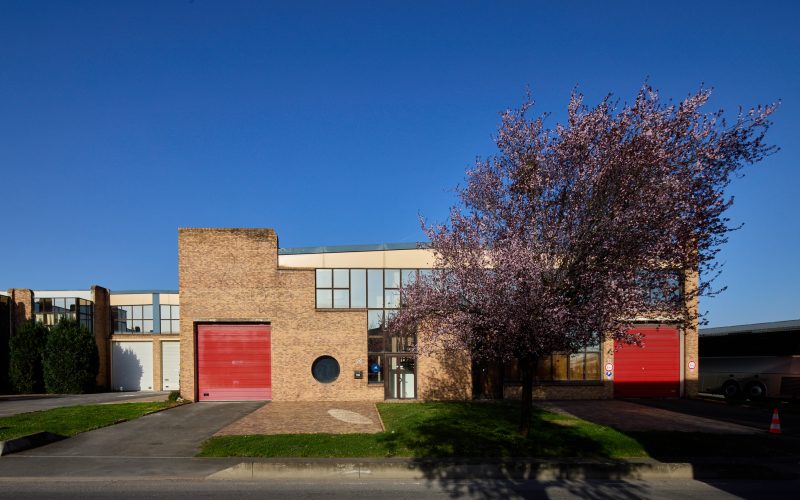 Entrepôt & bureaux 
            de 356 m² à 1 296 m², LE THILLAY – rue Jacques Robert