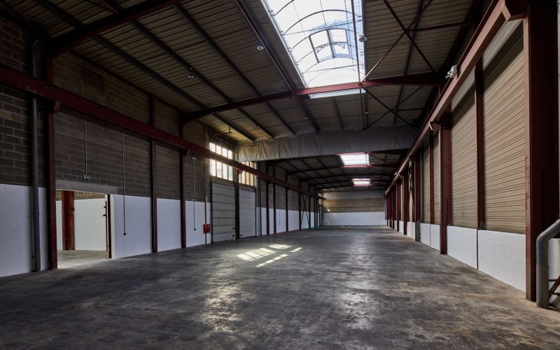 Entrepôt & bureaux 
            1 296 m², LE THILLAY – rue Jacques Robert