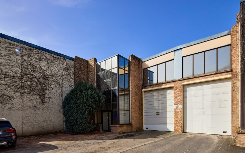 Entrepôt & bureaux 
            de 356 m² à 1 296 m², LE THILLAY – rue Jacques Robert