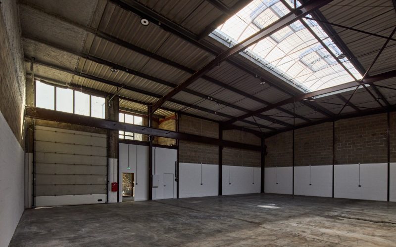 Entrepôt & bureaux 
            de 356 m² à 1 296 m², LE THILLAY – rue Jacques Robert
