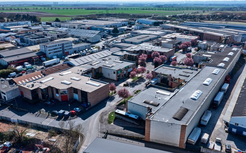 Entrepôt & bureaux 
            de 356 m² à 1 296 m², LE THILLAY – rue Jacques Robert