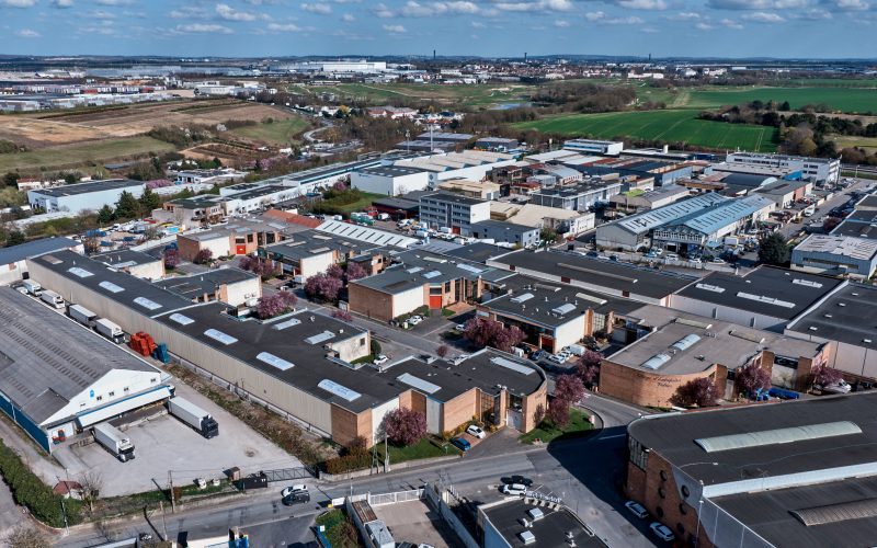 Entrepôt & bureaux 
            de 356 m² à 1 296 m², LE THILLAY – rue Jacques Robert