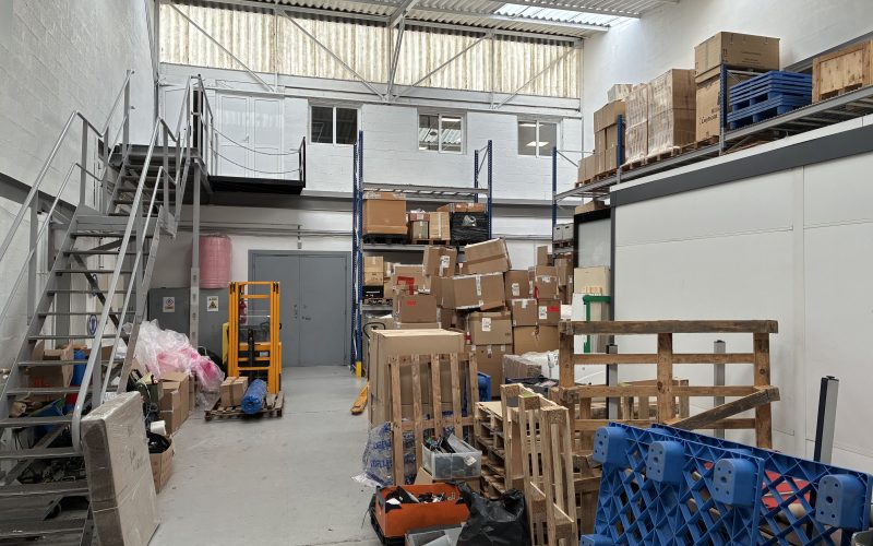 Entrepôt & bureaux 
            1 470 m² dont 1 170 m² et 300 m² de bureaux, BUC – 438 rue Audemars