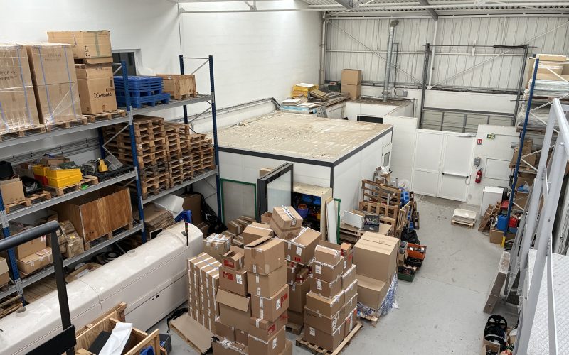 Entrepôt & bureaux 
            1 470 m² dont 1 170 m² et 300 m² de bureaux, BUC – 438 rue Audemars