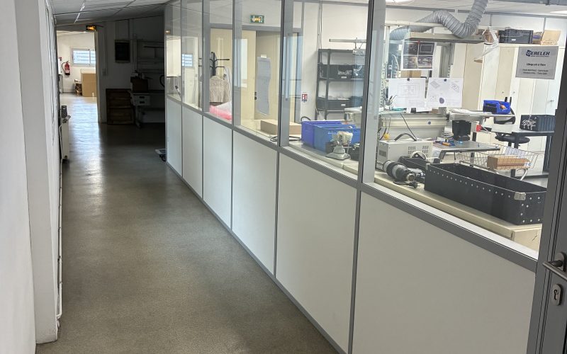 Entrepôt & bureaux 
            1 470 m² dont 1 170 m² et 300 m² de bureaux, BUC – 438 rue Audemars