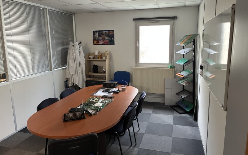Entrepôt & bureaux 
            1 470 m² dont 1 170 m² et 300 m² de bureaux, BUC – 438 rue Audemars