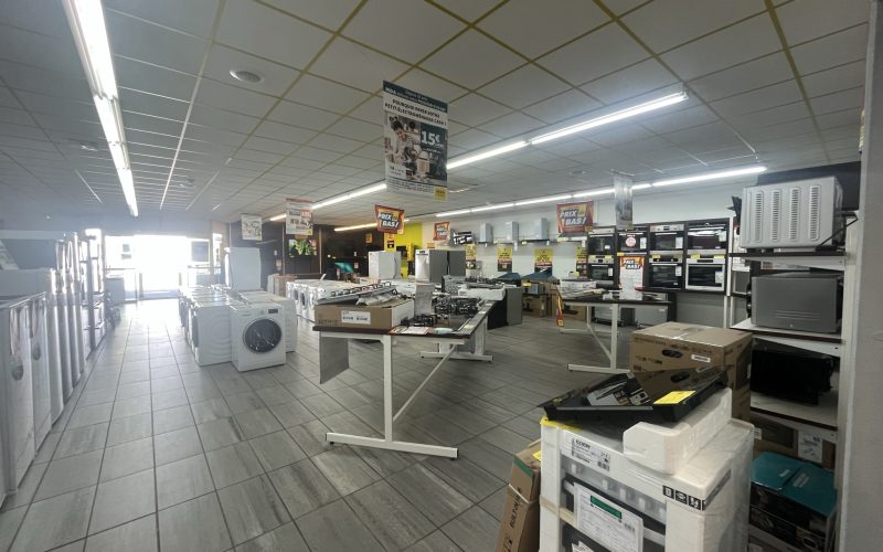 Entrepôt & bureaux 
            1 lot de 462 m², MAGNY EN VEXIN – 12 rue Gutenberg